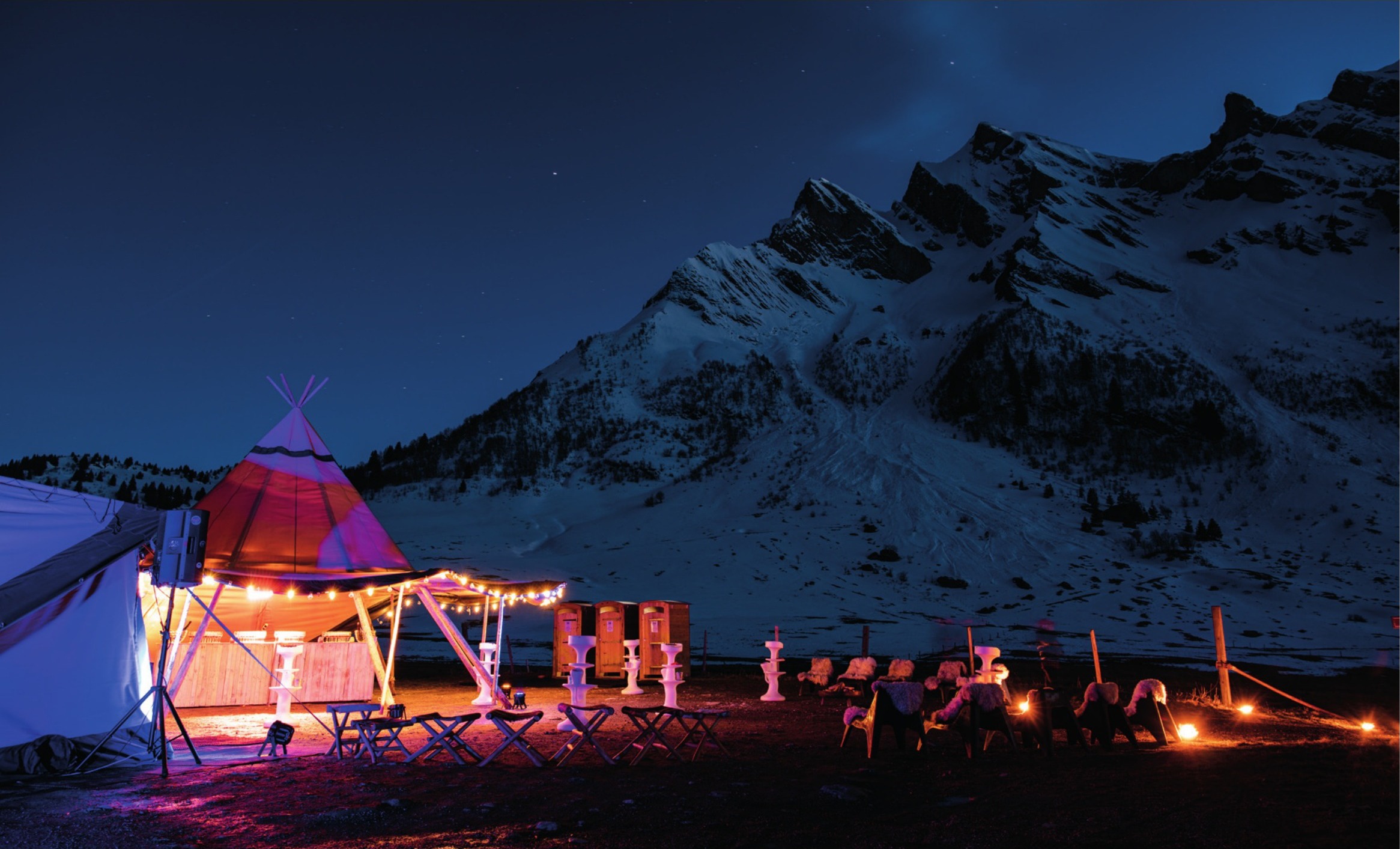 Évènement en haute montagne — tipi éclairé